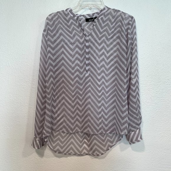NWOT a.n.a. HiLo Tunic 1/4 Button Up Semi Sheer Top Gray White Chevron Sz Small - Picture 4 of 9
